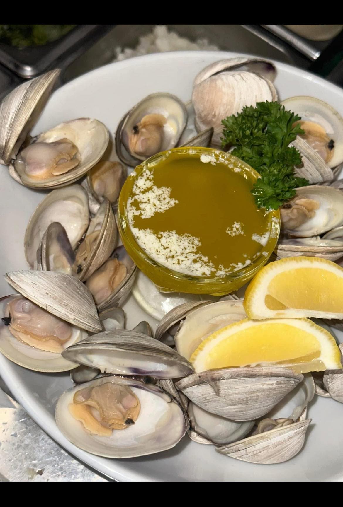 Fresh clams served with aromatic herbs and white wine